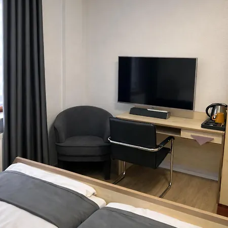 홈스테이 Private Mit Eigenem Bad Fernseher Und Schreibtisch *