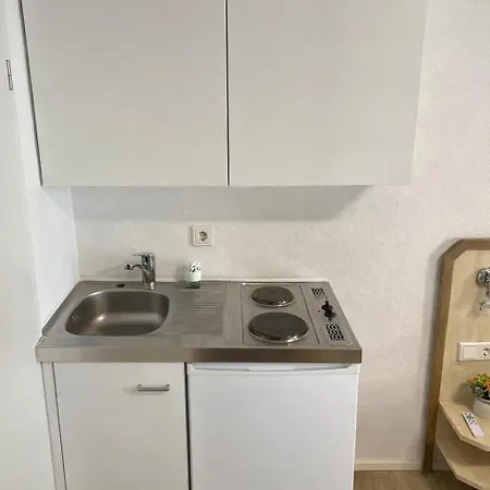 Private Mit Eigenem Bad Fernseher Und Schreibtisch * 본