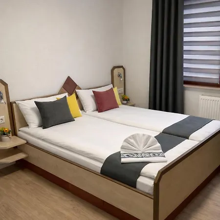 Private Mit Eigenem Bad Fernseher Und Schreibtisch