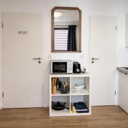 Private Mit Eigenem Bad Fernseher Und Schreibtisch
