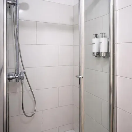Private Mit Eigenem Bad Fernseher Und Schreibtisch