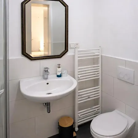 Private Mit Eigenem Bad Fernseher Und Schreibtisch Privat bolig *